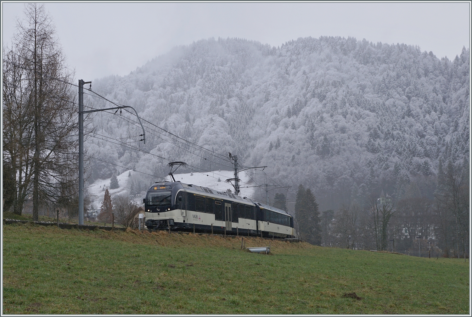 Hart an der Schneefallgrenze ist der MOB ABe 4/4 9304 mit seinem Regionalzug bei Les Avants auf der Fahrt nach Montreux. 

6. Jan. 2024