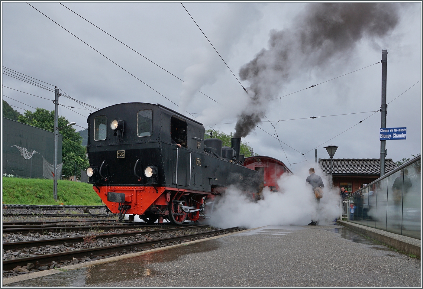 Herrlich dampfend rangiert die G 2x 2/2 105 der Blonay - Chamby Bahn in Blonay. 

22. Juni 2024