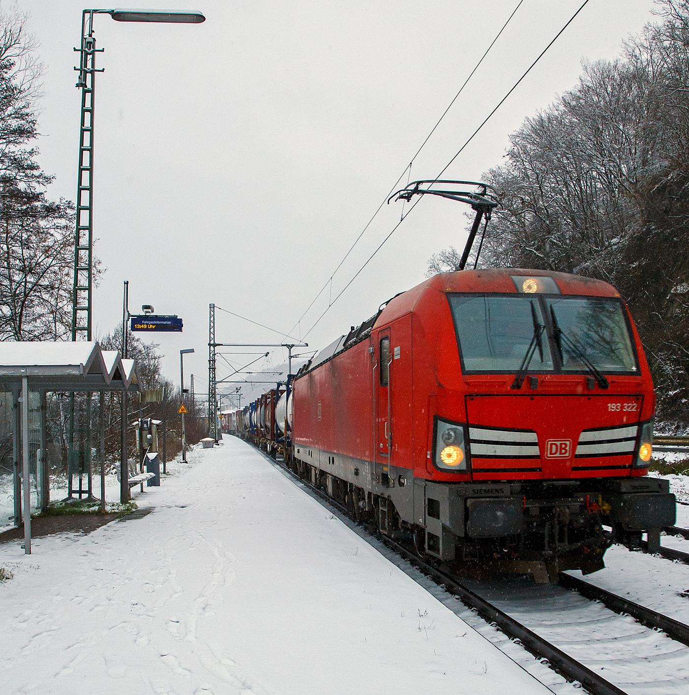 Heute hat es etwas geschneit und es schneit noch.... 
Die 193 322-5 (91 80 6193 322-5 D-DB) der DB Cargo AG fährt am 19.01.2023 mit einem „HUPAC“ KLV-Zug durch den Bahnhof Scheuerfeld (Sieg) in Richtung Köln.

Die Siemens Vectron MS (200 km/h - 6.4 MW) wurden 2018 von Siemens unter der Fabriknummer 22447 und gebaut, sie hat die Zulassungen für Deutschland, Österreich, Schweiz, Italien und die Niederlande (D/A/CH/I/NL).
