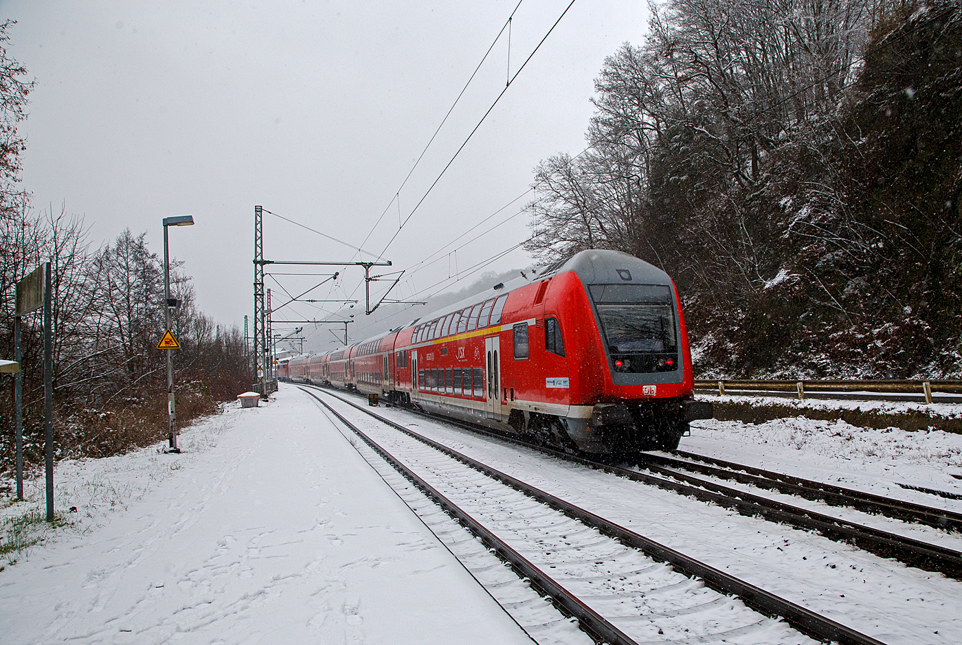 Heute hat es etwas geschneit und es schneit noch.... 
Die 111 168-1 (91 80 6111 168-1 D-DB) der DB Regio NRW rauscht am 19.01.2023 mit dem RE 9 rsx - Rhein-Sieg-Express (Aachen – Köln – Siegen), etwas verspätet durch den Bahnhof Scheuerfeld (Sieg) in Richtung Betzdorf.

Die Lok wurde 1980 von Henschel & Sohn in Kassel unter der Fabriknummer 32441 gebaut. Aktuell wird sie DB Gebrauchtzug am Markt zum Kauf angeboten.