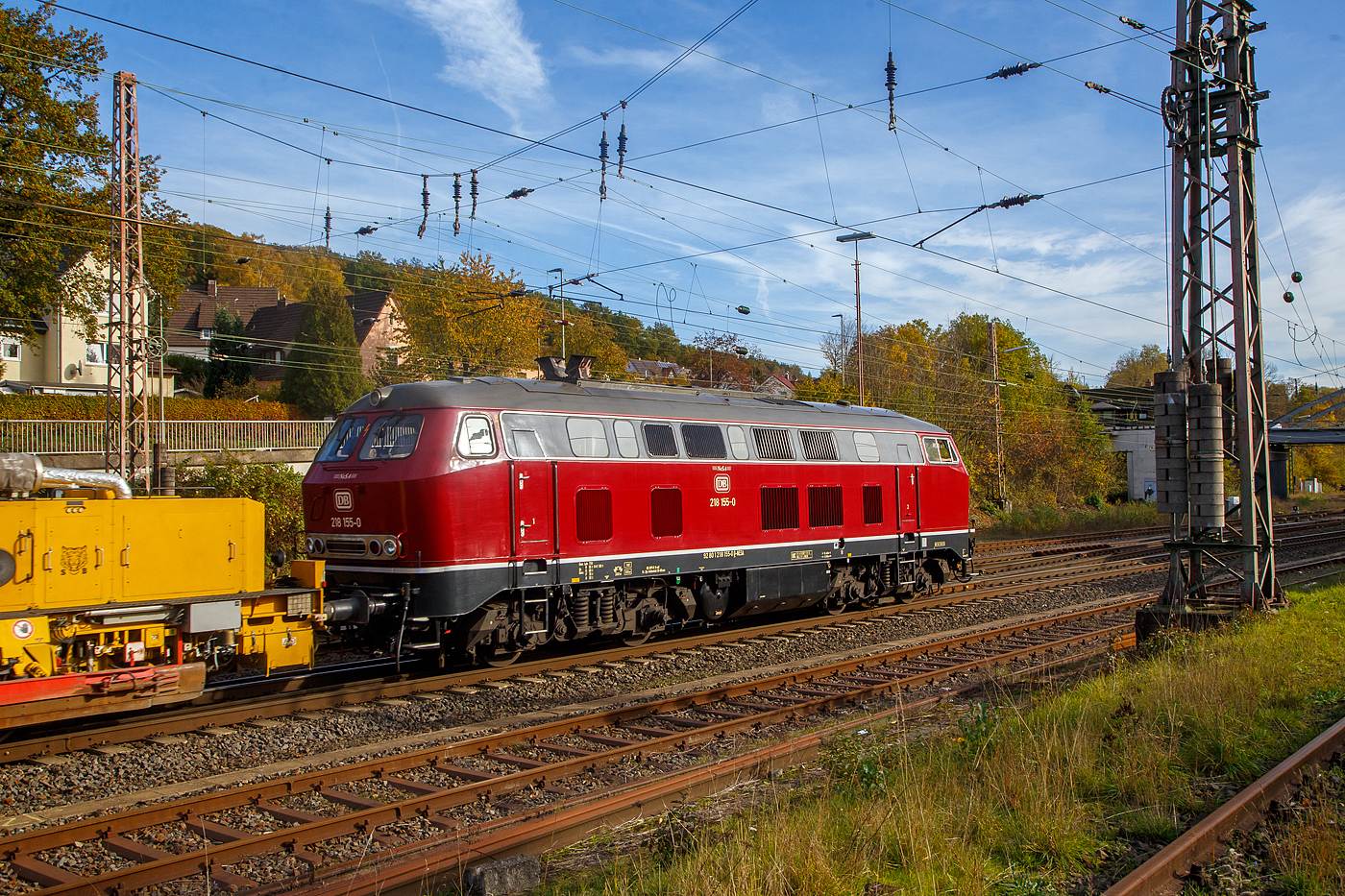 Heute hatte der Fotograf nochmal Glück....
Die 218 155-0 (92 80 1218 155-0 D-NESA) der NeSA Eisenbahn-Betriebsgesellschaft Neckar-Schwarzwald-Alb mbH, ex DB 218 155-0, fährt am 30.10.2022, mit zwei Gleisunterhaltungs Maschinen der Schweerbau durch Kreuztal in Richtung Süden. Am Haken waren die Plasser & Theurer Schotterplanier- und Profilierungsmaschinen SSP 110 SW, Schweres Nebenfahrzeug Nr. D-SBAU 99 80 94 25 049-0 und dahinter der Plasser & Theurer Dynamic Stopfexpress 09-3X, Schweres Nebenfahrzeug Nr. D-SBAU 99 80 91 21 019-0.

Die V 164 wurde 1971 von der Krauss-Maffei AG in München-Allach unter der Fabriknummer 19531 gebaut und an die Deutsche Bundesbahn geliefert. Im Jahr 2017 wurde sie bei der DB AG ausgemustert und an die NeSA verkauft.

Nachmals einen lieben Gruß zurück!!!