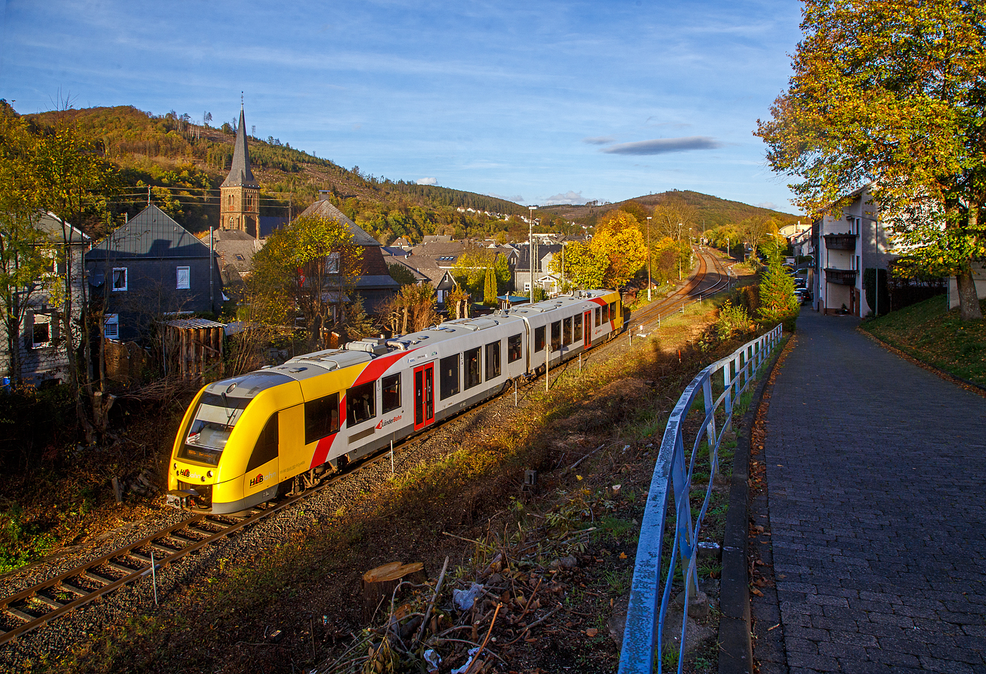 Heute Morgen bis zum Nachmittag sah es noch nicht danach aus, aber ab dem späten Nachmittag war Indian Summer.....
Zudem wurde in Herdorf an der Strecke der Hellertalbahn (KBS 462), zwischen dem Einfahrtsignal aus Betzdorf kommend und dem Bahnhof, großzügig freigeschneiten und Bäume gefällt. So ist nun eine neue Fotostelle entstanden. Was jetzt noch fehlt wären besondere Züge, wie früher in den 70/80er Jahren der TEE VT 11.5 (Baureihe 601). So muss mit der HLB vorlieb nehmen.

Hier verlässt der VT 502 (95 80 1648 102-9 D-HEB / 95 80 1648 602-8 D-HEB) ein Alstom Coradia LINT 41 der neuen Generation der HLB (Hessische Landesbahn GmbH) am 25.10.2022 den Bahnhof Herdorf und fährt als RB 96  Hellertalbahn  (Dillenburg – Haiger - Neunkirchen - Herdorf – Betzdorf) weiter in Richtung Betzdorf (Sieg).
