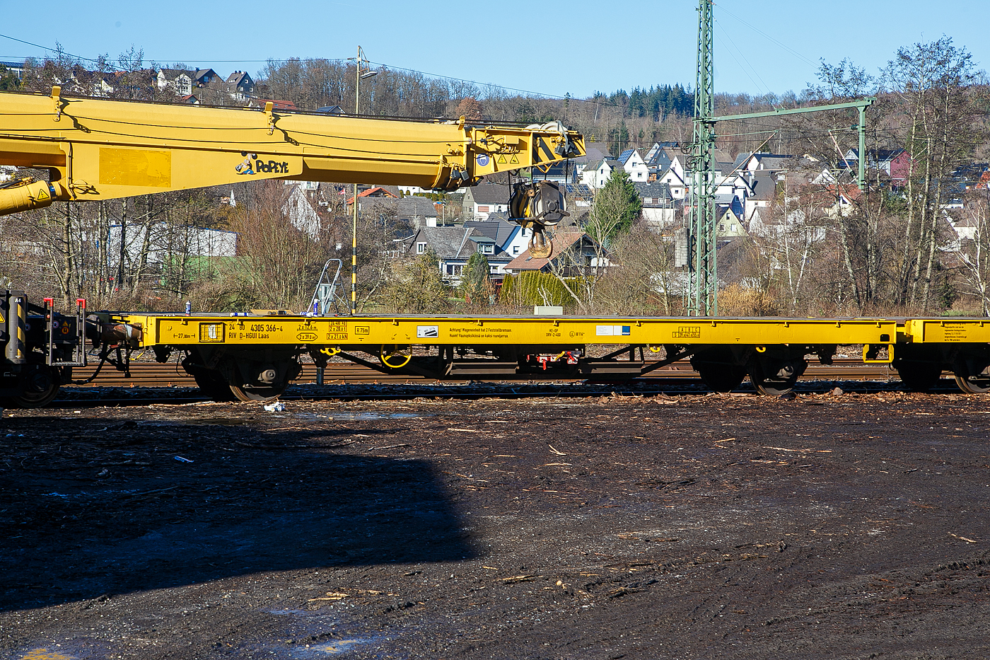 Hier nochmal die eine Einheit als Detail....
Die vierachsige Flachwageneinheit 24 80 4305 366-4 D-HGUI (ex 24 80 4305 366-5 D-TWA), der Gattung Laas, der Hering Bahnbau GmbH (Burbach) steht am 08.02.2023 beim Kleinbahnhof der WEBA in Scheuerfeld (Sieg). Der Wagen ist als Schutzwagen dem 125t - KIROW Gleisbauschienenkran KRC 810 T „Popeye“  D-HGUI 99 80 9419 010-0 zugeordnet. 
