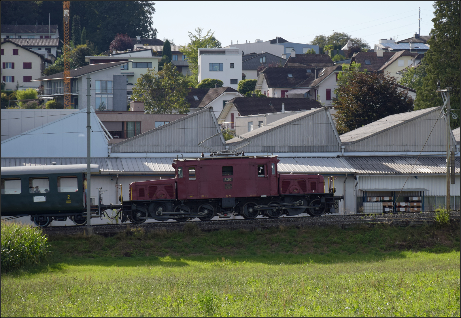 Historische Seethalbahn in Aktion.

Der Museumszug mit Seetalkrokodil De 6/6 15301 und Seetalwagen fährt nach Eschenbach (LU) ein. September 2024.