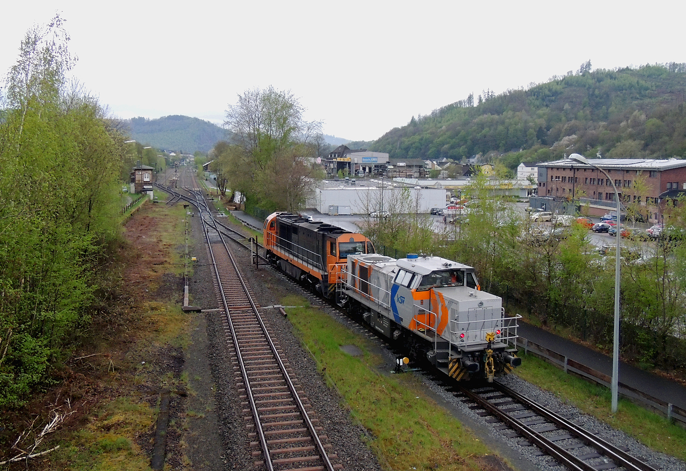 Hochbetrieb in Herdorf am 23 April 2025:
Nach getaner Arbeit fahren nun die beiden Loks der KSW (Kreisbahn Siegen-Wittgenstein) die KSW 43 (92 80 1273 018-2 D-KSW) die asymmetrische Vossloh G 2000 BB und die KSW 47 (92 80 1271 027-5 D-KSW), ex D 2 der HFM, eine Vossloh G 1000 BB, geneinsam als Lokzug vom KSW-Rangierbahnhof (Betriebsstätte FGE - Freien Grunder Eisenbahn) wieder zurück in Richtung Betzdorf/Sieg. 