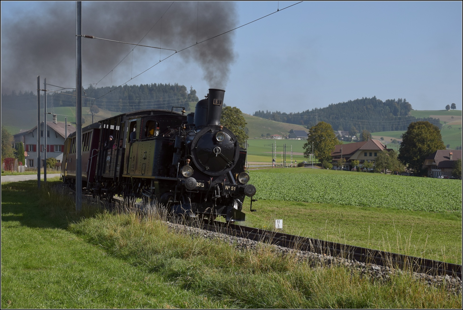 Huttwiler Dampftage. 

Ed 3/4 51 der Bern-Schwarzenburg-Bahn auf dem Weg nach Sumiswald und Wasen. Waltrigen, Oktober 2023.