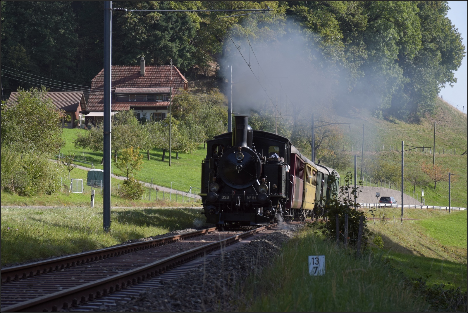 Huttwiler Dampftage. 

Ed 3/4 51 der Bern-Schwarzenburg-Bahn auf dem Weg nach Sumiswald und Wasen. Fuchsloch, Oktober 2023.
