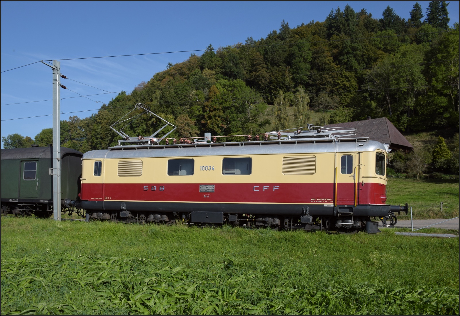 Huttwiler Dampftage. 

Re 4/4 I 10034 von TEE Classics bringt die Wagen von Eurovapor zur zur Zusammenkunft mit 64 518 nach Huttwil. Rohrbach, Oktober 2023.