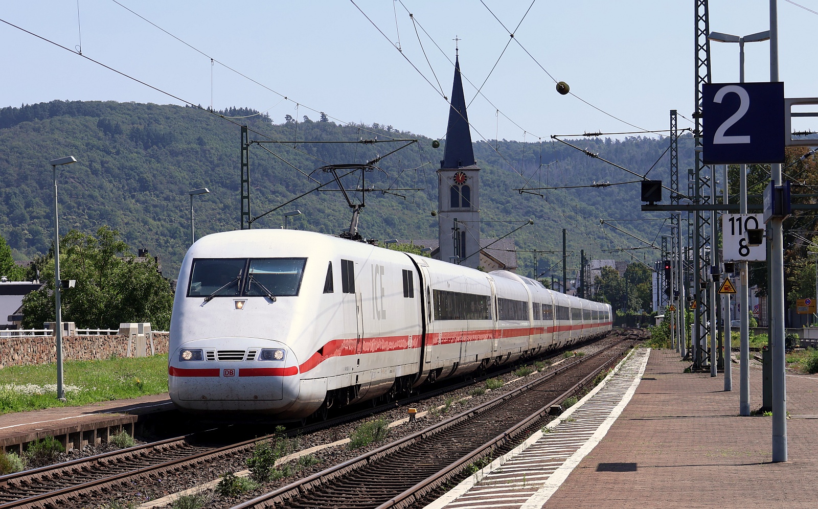 ICE 1 401 002/502  fährt hier in Richtung Koblenz durch Boppard. 10.08.2025