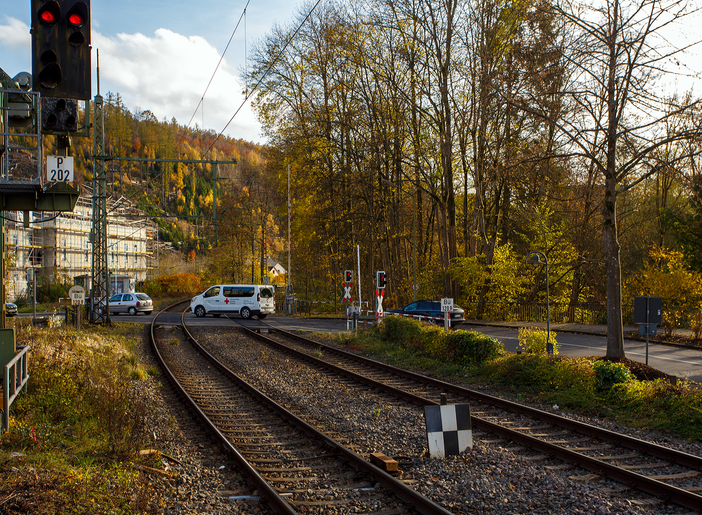 Ich habe es mal vor Jahrzehnten anders in der Fahrschule gelernt, aber vielleicht liegt es auch am Vollmond. Obwohl am Bahnübergang in Kirchen/Sieg (Bü km 120,9) die Lichtzeichenanlage (Ampel) schon „rot“ zeigt fahren am 04 November 2025, noch fleißig Autos über den Bü. Auch noch rechts der PKW, den fast noch die Schranke am Dach trieft. 

Da muss man sich nicht wundern, wenn schonmal ein Zug ein Fahrzeug trieft. 
