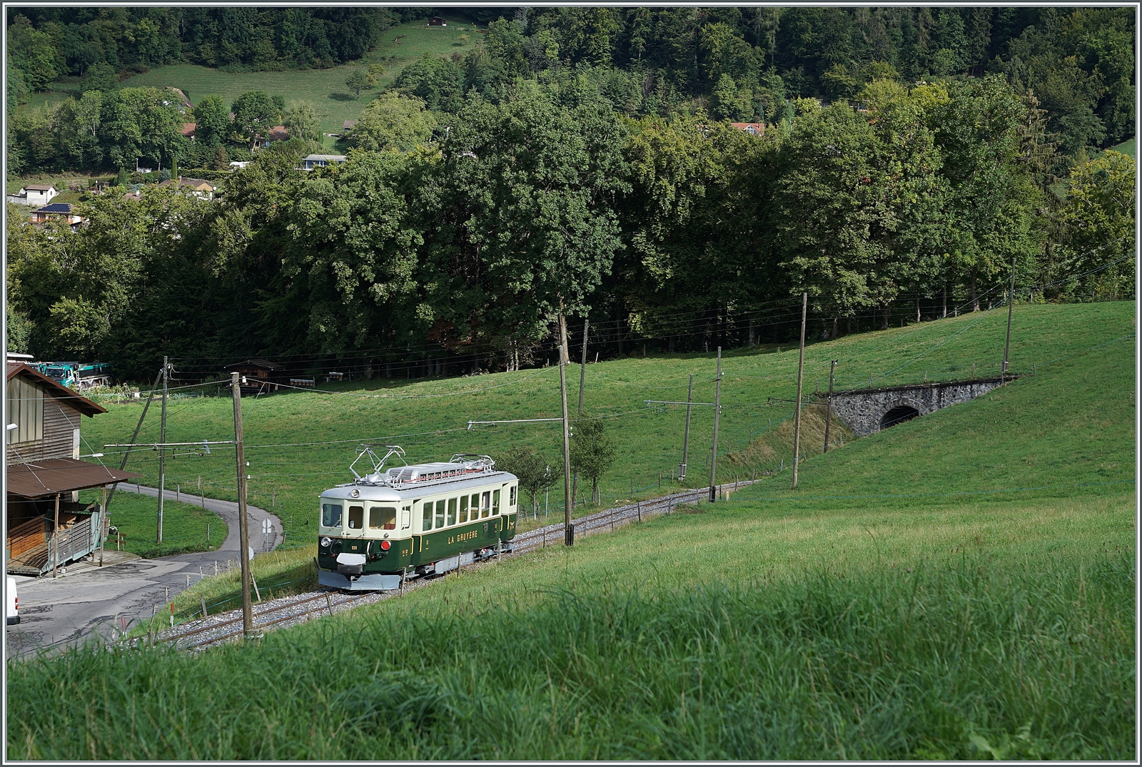 Il était une fois... les années 40 / Es war einmal: die 40er Jahre  - Der GFM Ce 4/4 131 (Baujahr 1943) ist als Regionalzug 13106E von Chaulin nach Blonay unterwegs, hat Cornaux verlassen und fährt nun in Richutng Baye de Clarens Schlucht. 

9. Sept. 2022