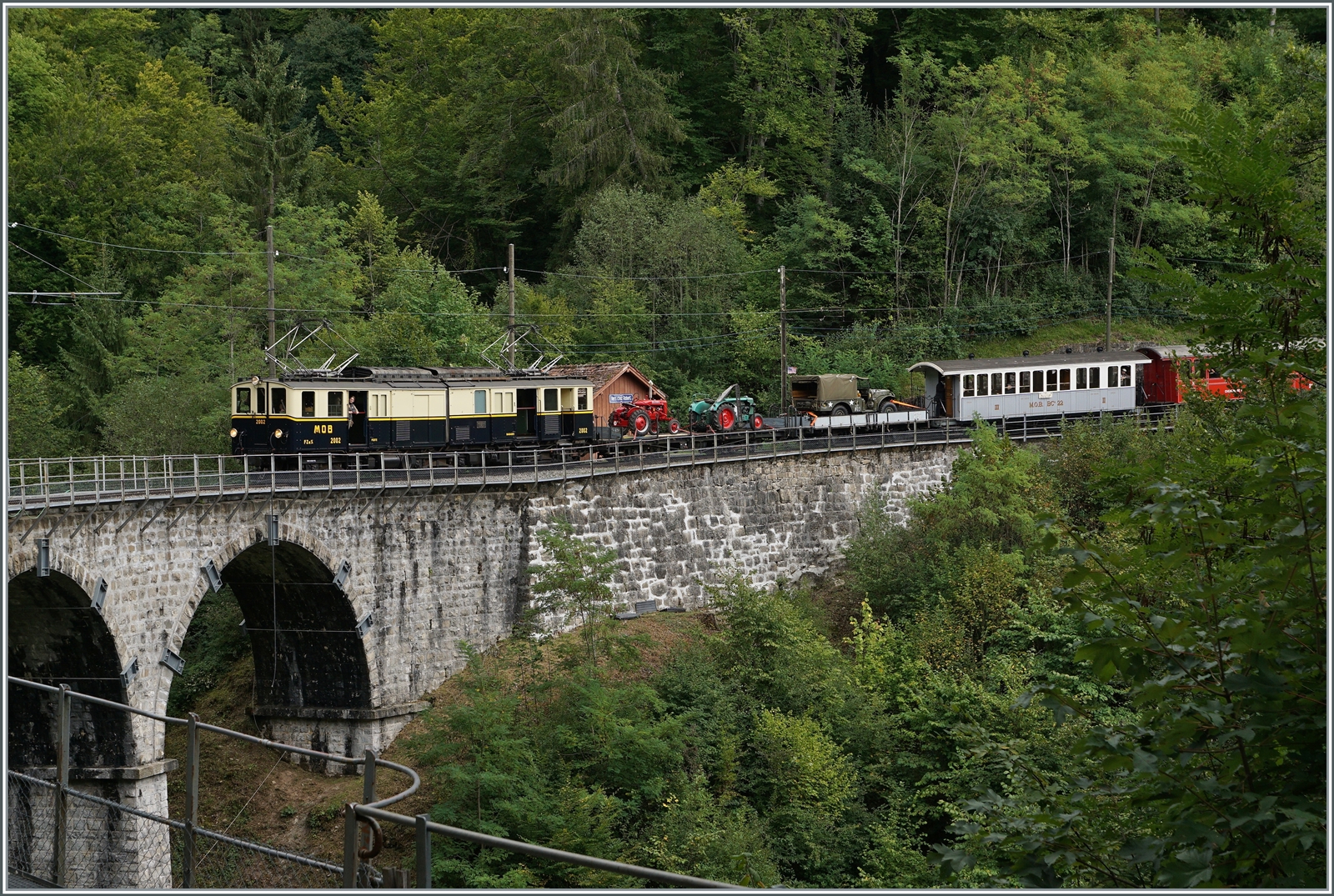  Il était une fois... les années 40 / Es war einmal  der MOB FZe 6/6 2002 der Blonay-Chamby Bahn erreicht mit einem gemischten Zug bei Vers-Chez Robert den Baye de Clarens Viadukt. 

10. September 2022