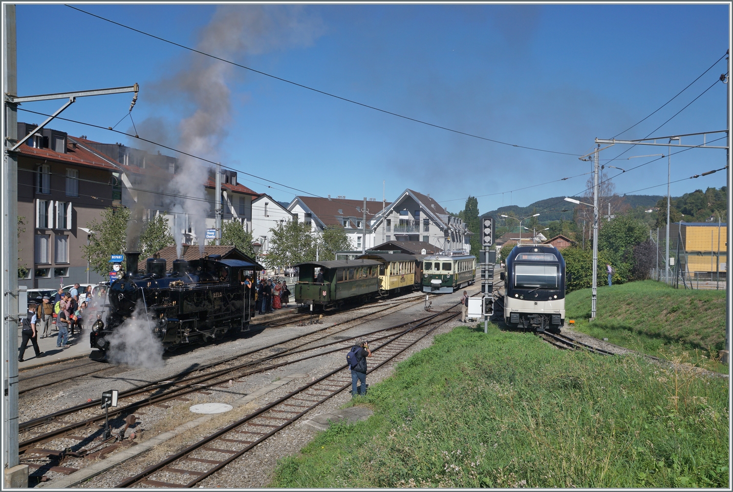  Il était une fois... les années 40 / Es war einmal: die 40er Jahre  - Eine Reise in die Vergangenheit, und damals dampfte es noch kräftig, wenn auch die Kohle kaum zu bekommen war.
Das Bild zeigt die BDF HG 3/4 N° 3 und als Kontrast zur  Jetztzeit  einen ausfahrenden CEV MVR ABeh 2/6 in Blonay.

10. Sept. 2022