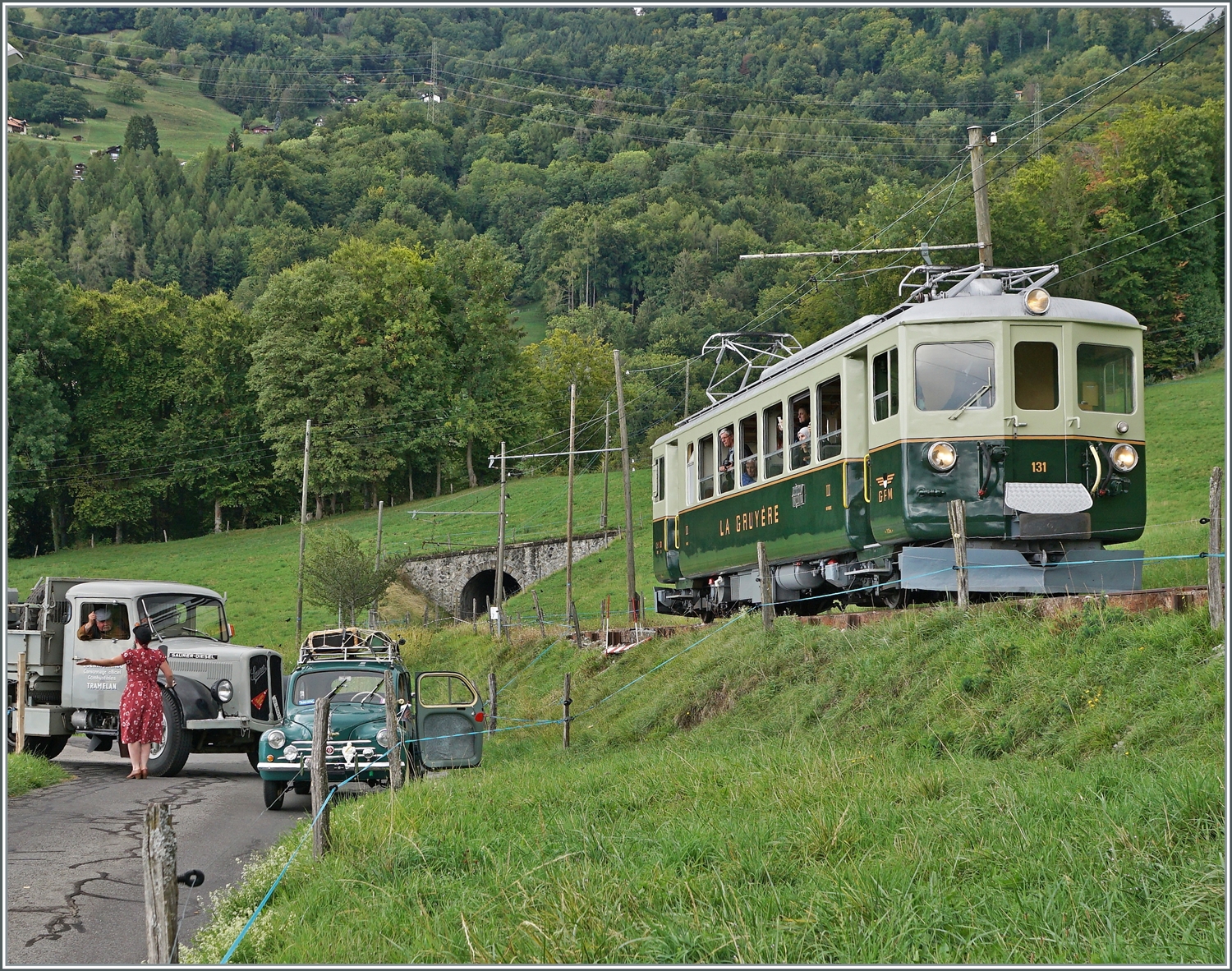  Il était une fois... les années 40 / Es war einmal: die 40er Jahre  - Eine Reise in die Vergangenheit, mit dem damals neuen GFM Ce 4/4 131 (Baujahr 1943) und wie man links im Bild beobachten kann, ersten Verkehrsproblemen auf der Strasse, wobei  Frau am Steuer  damals noch die grosse Ausnahme war. Ein Szenenbild des traditionelle Blonay-Chamby September Wochenendes mit dem GFM Ce 4/4 131 bei Cornaux.

10. Sept. 2022