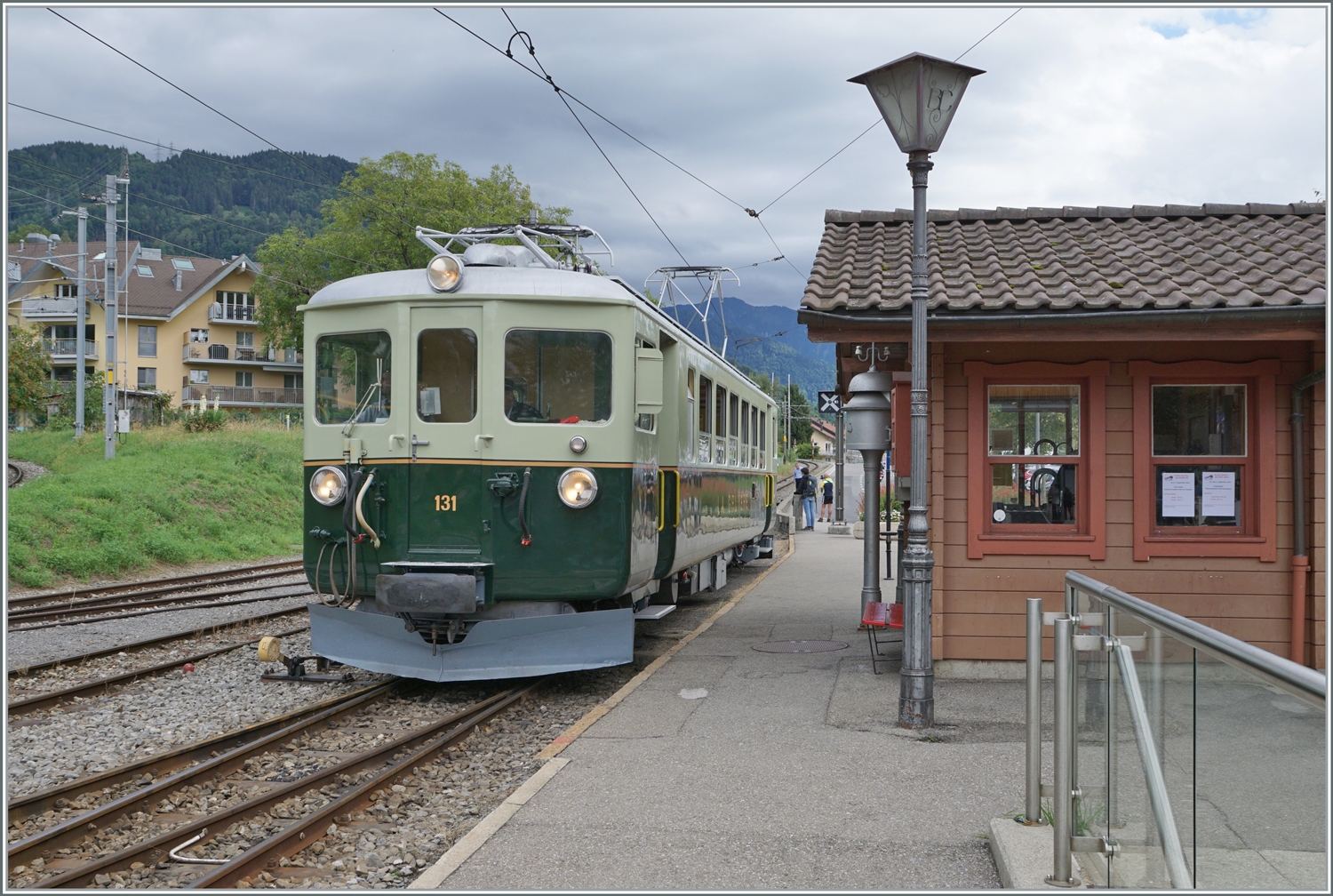  Il était une fois... les années 40 / Es war einmal: die 40er Jahre  - Eine Reise in die Vergangenheit, mit dem damals neuen GFM Ce 4/4 131 (Baujahr 1943) der hier in Blonay angekommen ist. Der GFM Ce 4/4 131 gehört der GFM Historc.

10. Sept. 2022