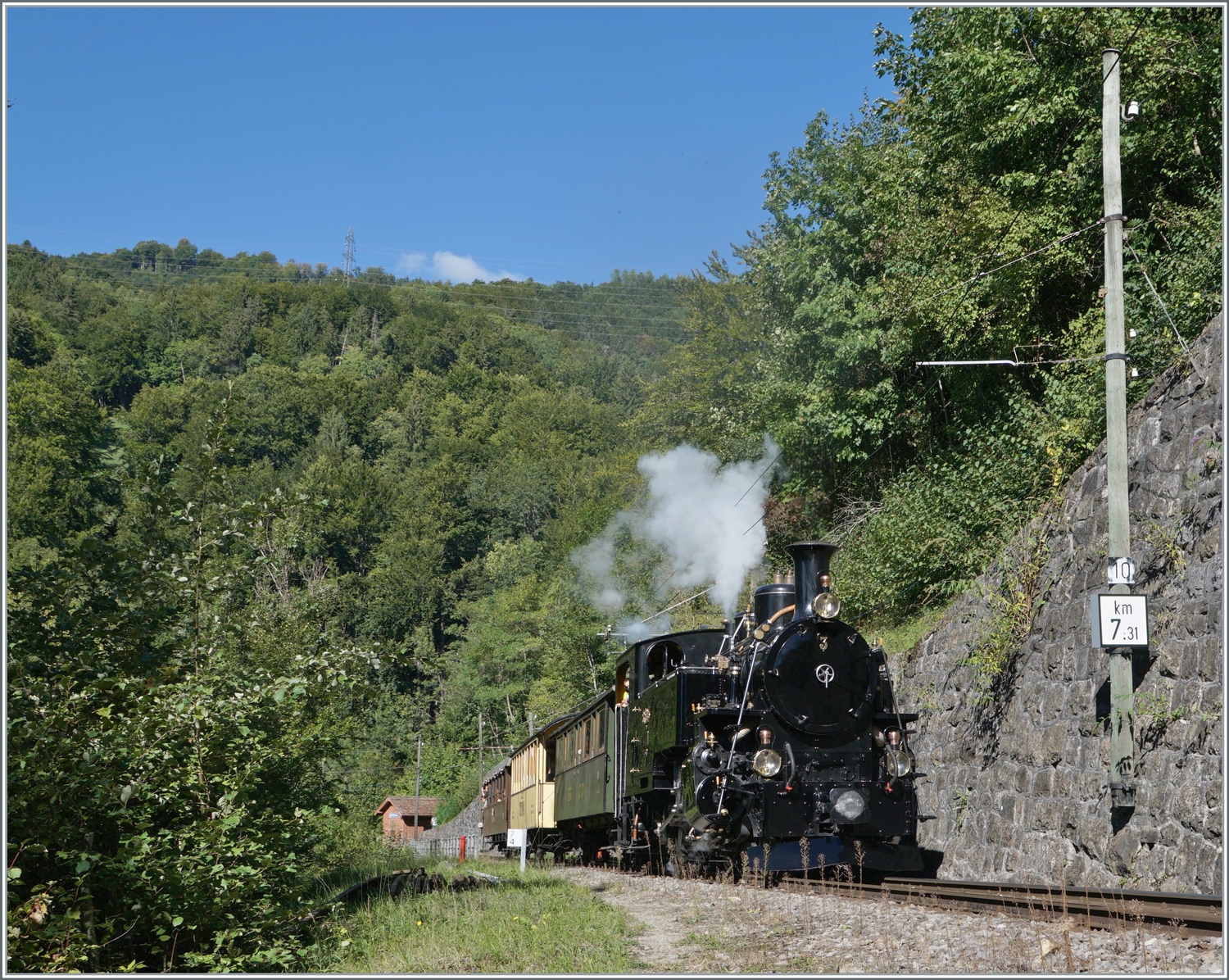  Il était une fois... les années 40 / Es war einmal: die 40er Jahre  - Die frisch revidierte HG 3/4 N° 3 kurz nach Vers-chez-Robert in der Baye de Clarens Schlucht auf der Fahrt nach Chamby. 

11. Sept. 2022