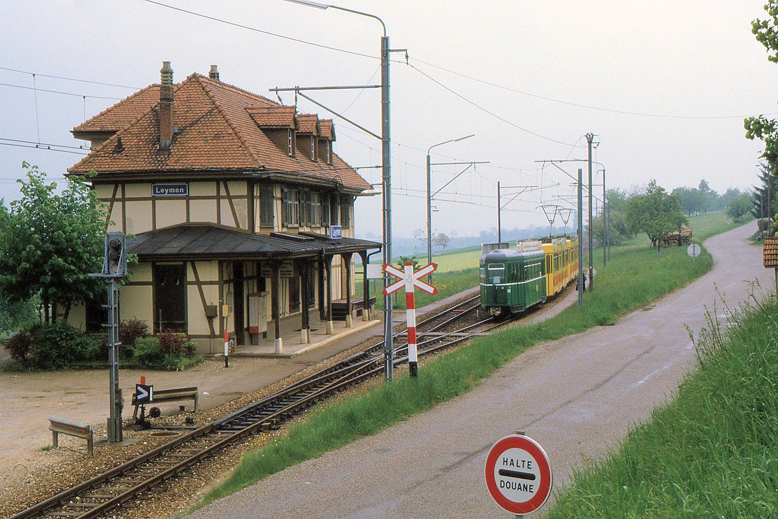 Im Anschluss an Stefans schöne Bilder der französischen Station Leymen hier noch eine ältere Aufnahme:  Halte, Douane  - Grenze! Ein Tramzug der damaligen Linie 17 mit BLT Be4/6 257 und 237 und dem BVB-Anhänger 1422. 18.Mai 1985 