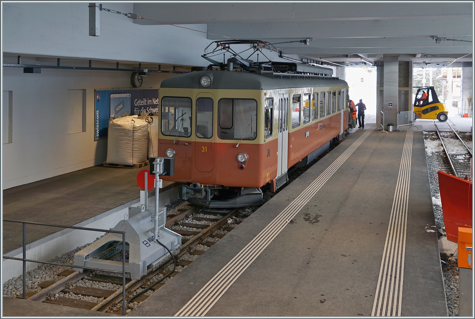 Im etwas nüchternen Bahnhof von Mürren wartet der BLM Be 4/4 31 (ex Bipperlisi) auf die Rückfahrt nach Grütschalp, im Hintergrund ist das geschäftige Treiben zur Ent- und Beladung des Vorstellwagens zu erkennen. 

16. Jan. 2024