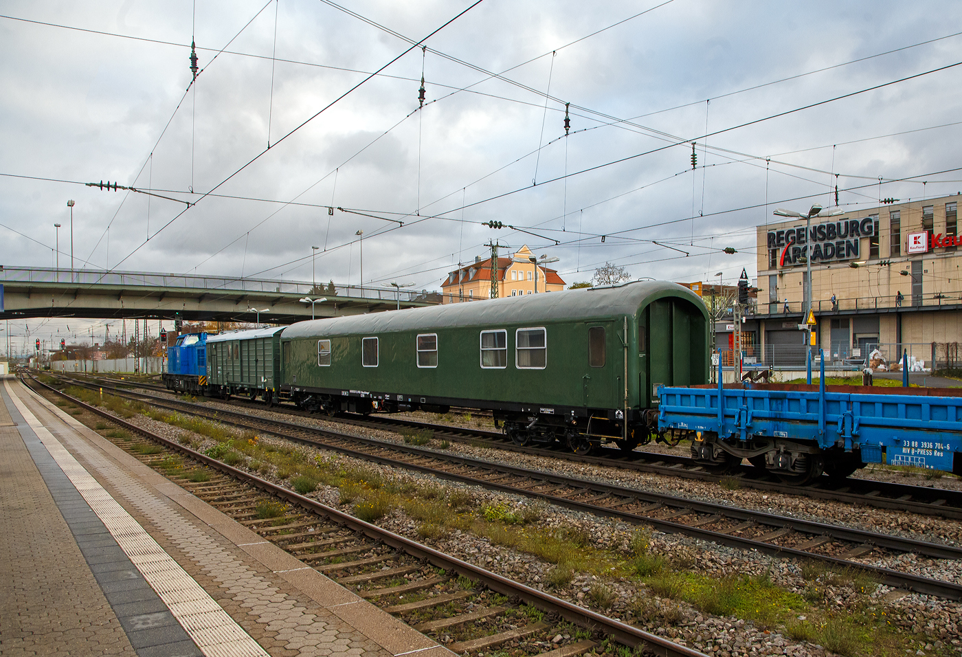 Im Nachschuss....
Die PRESS 204 016-0 alias 204 314-9 (92 80 1204 314-9 D-PRESS) der Eisenbahn-Bau- und Betriebsgesellschaft Pressnitztalbahn mbH fährt am 24.11.2022, dahinter mit dem Energieversorgungswagen 40 80 D-PRESS 9400 957-3 der Gattung Ux x 361, dem Wohnschlafwagen 60 80 9925 397-3 D-PRESS der Gattung Wohnschlafwagen 420 und zwei Res-Wagen, durch den Hauptbahnhof Regensburg.