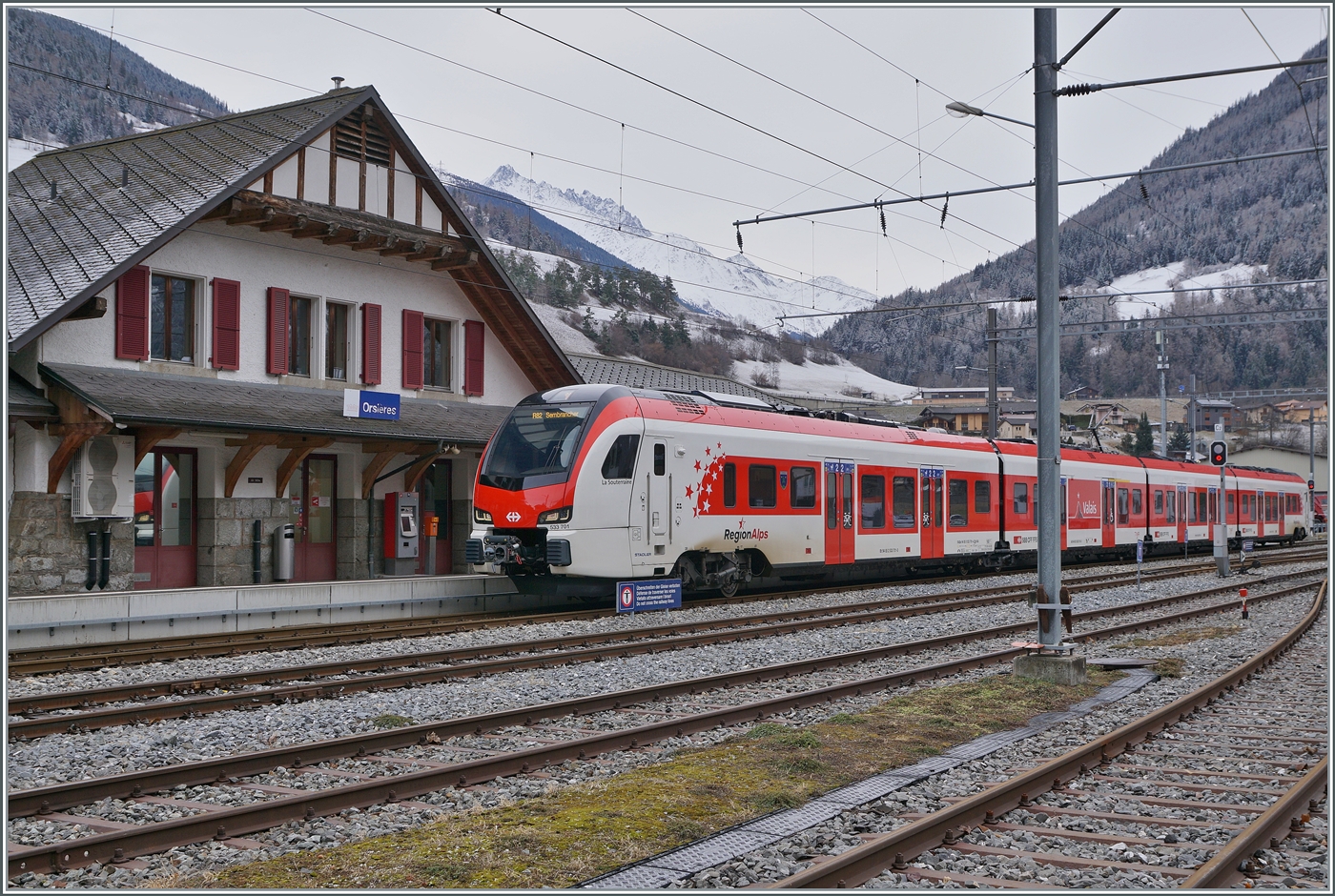 Im Wallis in einem versteckten Seitental, schon nahe der Grenze zu Italien, habe ich einen neuen FLIRT der auf den Name EVO hört entdeckt, der wohl einer der ersten Züge dieser Baureihe im Planverkehr ist: in Orsières wartet der RABe 533 701 als R82 26325 auf die Abfahrt nach Sembrancher.
Der neue TMR Region Alps RABe 533 701  Commune de St Léonard  trägt die UIC Nummer RABe 94 85 0 533 701-4 CH-RA 

24. Jan. 2026
