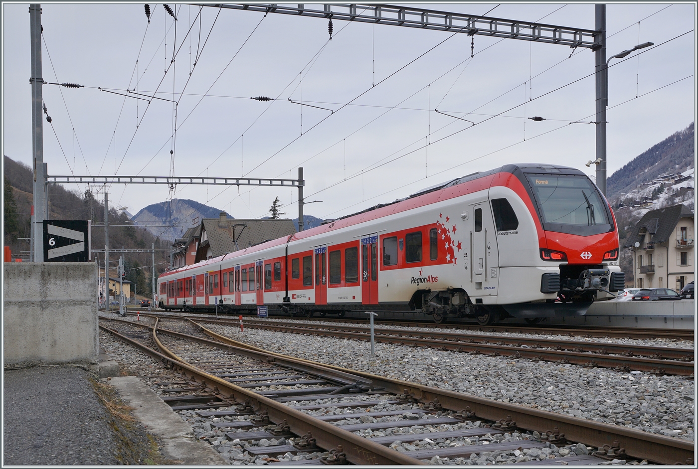 
Im Wallis, in einem versteckten Seitental, schon nahe der Grenze zu Italien, habe ich einen neuen FLIRT gefunden, der auf den Name EVO h�rt. Es wird wohl einer der ersten Z�ge dieser Baureihe im Planverkehr sein: in Orsi�res wartet  der TMR Region Alpes RABe 533 601 (UIC Nummer RABe 94 85 0 533 701-4 CH-RA) mit dem Wappen  Commune de St L�onard  und dem dazu passenden Namen  La Souterraine  als R82 26325 auf die Abfahrt nach Sembrancher. 24. Januar 2026
