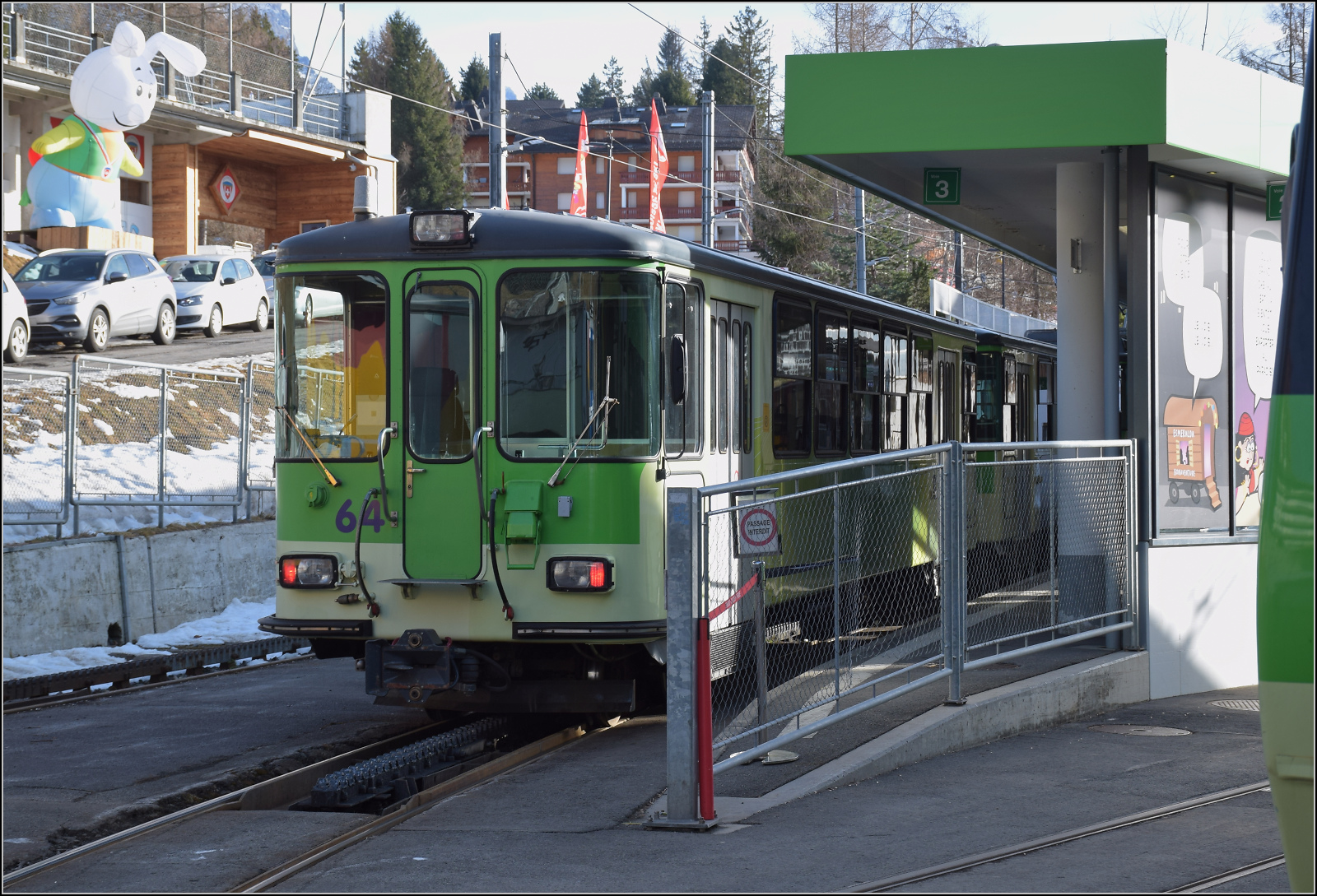 Im Zugverband von BDeh 4/4 82 fährt der (Ultraleicht-) Steuerwagen Bt 64 aus dem Jahr 1976 von den Herstellern SWS/SAAS mit. Weil der Wagen auf keinem anderen Bild auftaucht, dieses Bild in ungünstigen Lichtverhältnissen in Villar-sur-Ollon. Den mittleren Wagen dieses Zuges, habe ich leider nirgendwo erwischt. Januar 2026.