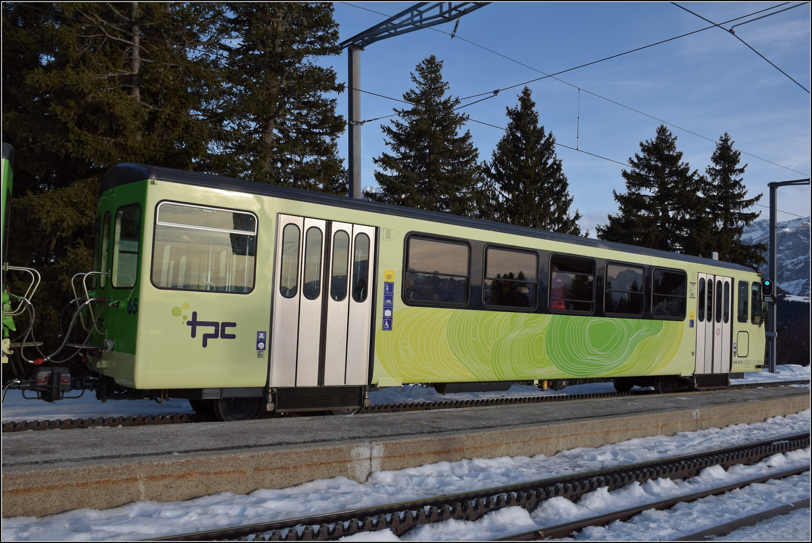 Im Zugverband von BDeh 4/4 83 fährt der (Ultraleicht-) Steuerwagen Bt 65 aus dem Jahr 1987 von den Herstellern ACMV/SIG/BBC mit. Bouquetins, Januar 2026.