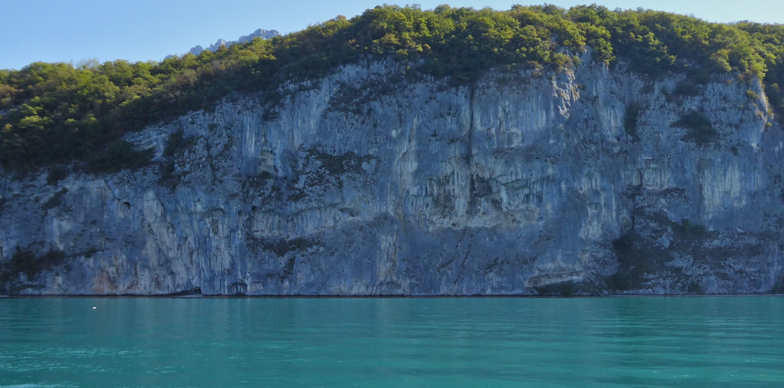 Impressionen von einer Bootsrundfahrt über den See von Annecy, 
Steil abfallende Berge am Ufer. 09.2022
