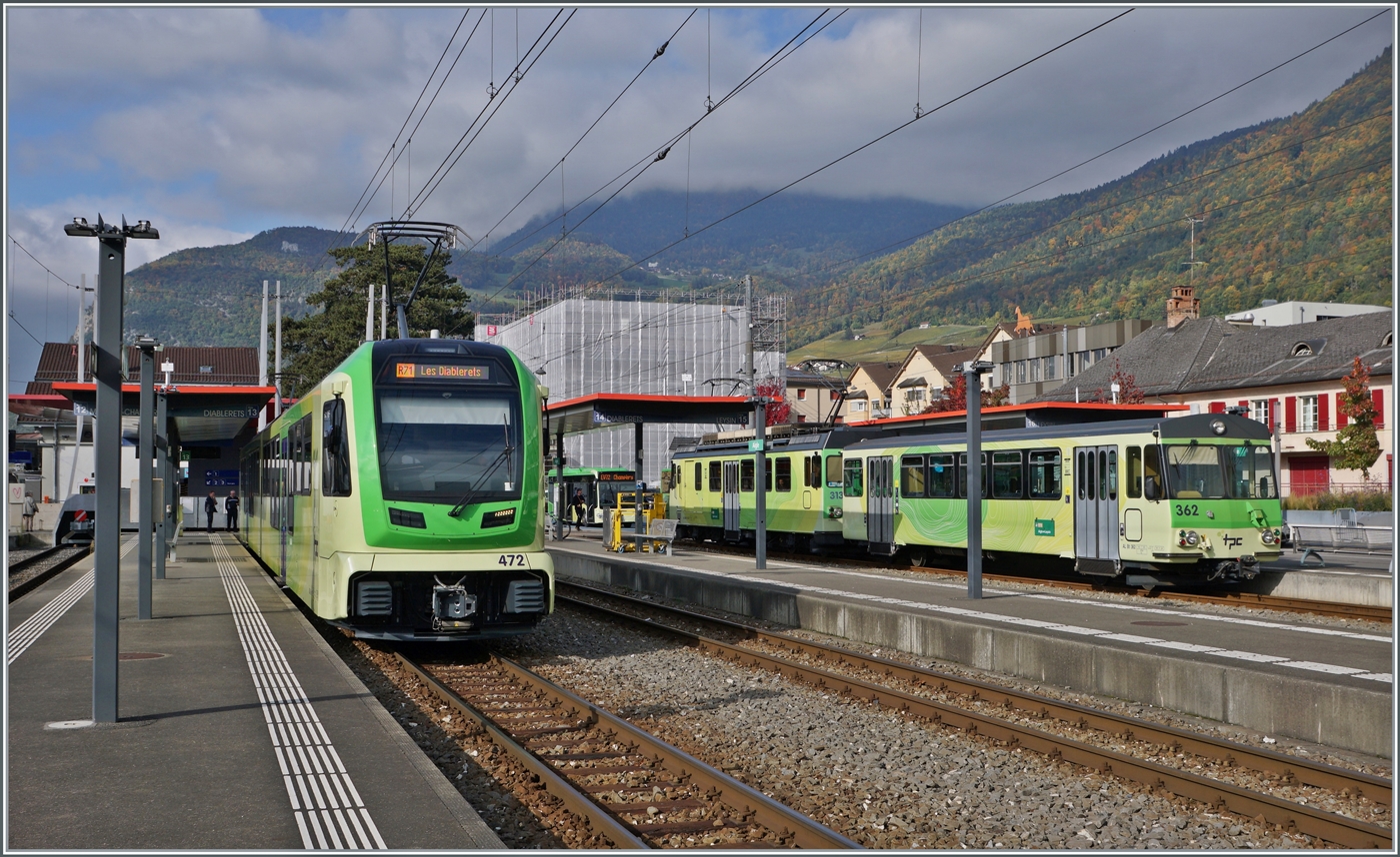 In Aigel stehen der TPC ASD ABe 4/8 472, soeben aus Les Diablerets angekommen, und im Hintergrund Fahrzeuge der A-L. 

13. Oktober 2025
