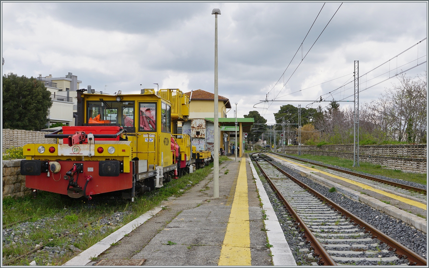 In Alberobello steht auf einem Nebengleis der Treniatalia RFI  autocarello  IT RFI 151 732-1 mit der N° di Servicio FDAGR MI 5098S. 

20. April 2023 