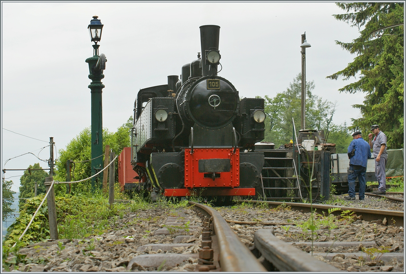 In Chaulin wird die SEG G 2x 2/2 105 der Blonay - Chamby Bahn für die nächste Fahrt mit Wasser und Kohle versorgt. 

9. Juni 2024