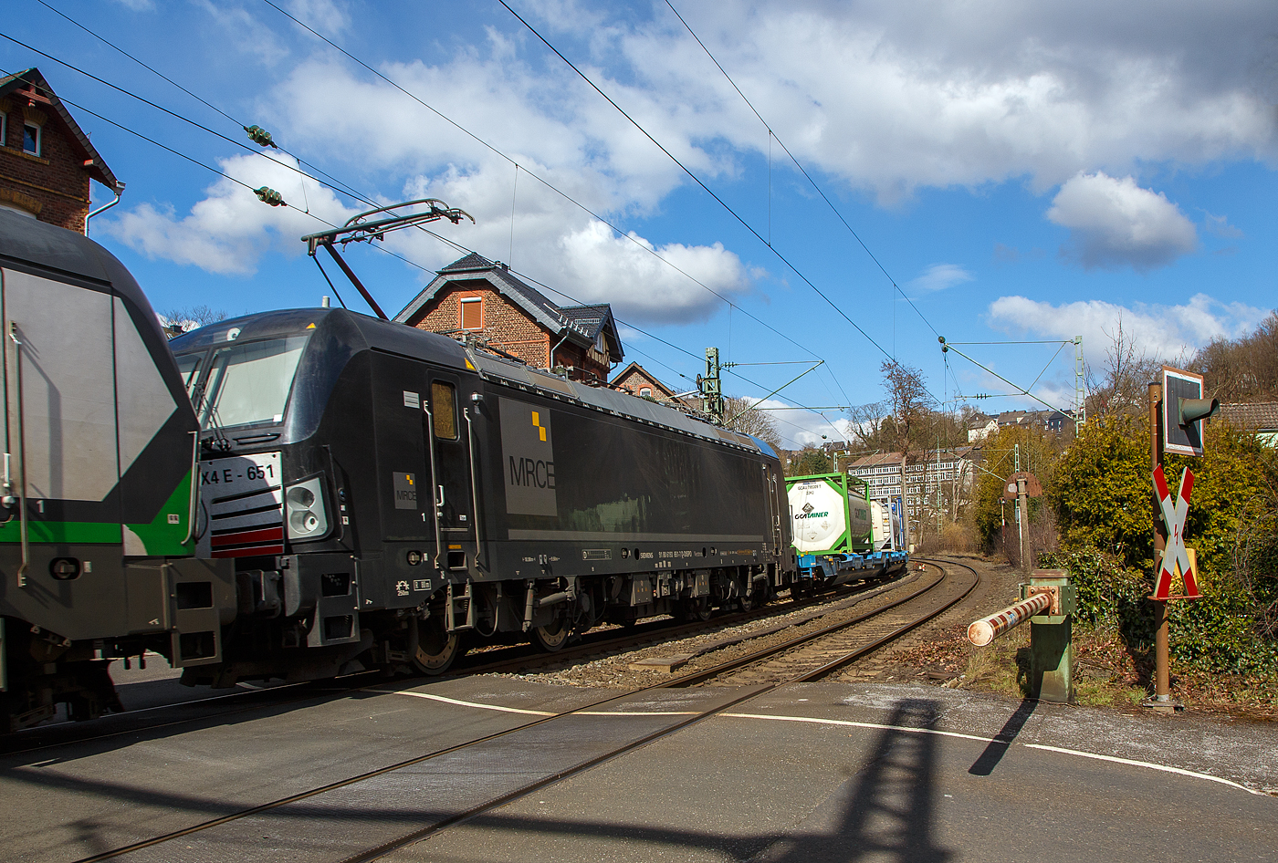 In Doppeltraktion die WLC - Wiener Lokalbahnen Cargo vermieteten 193 239 und die193 651 fahren am 19.03.2021 mit einem KLV-Zug durch Kirchen (Sieg) in Richtung Kln.

Hier die SIEMENS Vectron MS - 193 651/ X4 E – 651 (91 80 6193 651-7 D-DISPO) . Sie wurde 2016 von Siemens Mobility GmbH in Mnchen-Allach unter der Fabriknummer 22210 gebaut. Diese Vectron Lokomotive ist als MS (Multi-System - High Power) Mehrsystemlok mit  6.4 MW Leistung und fr 160 km/h ausgefhrt und hat die Zulassungen fr Deutschland, sterreich und Italien (D/A//I/).
