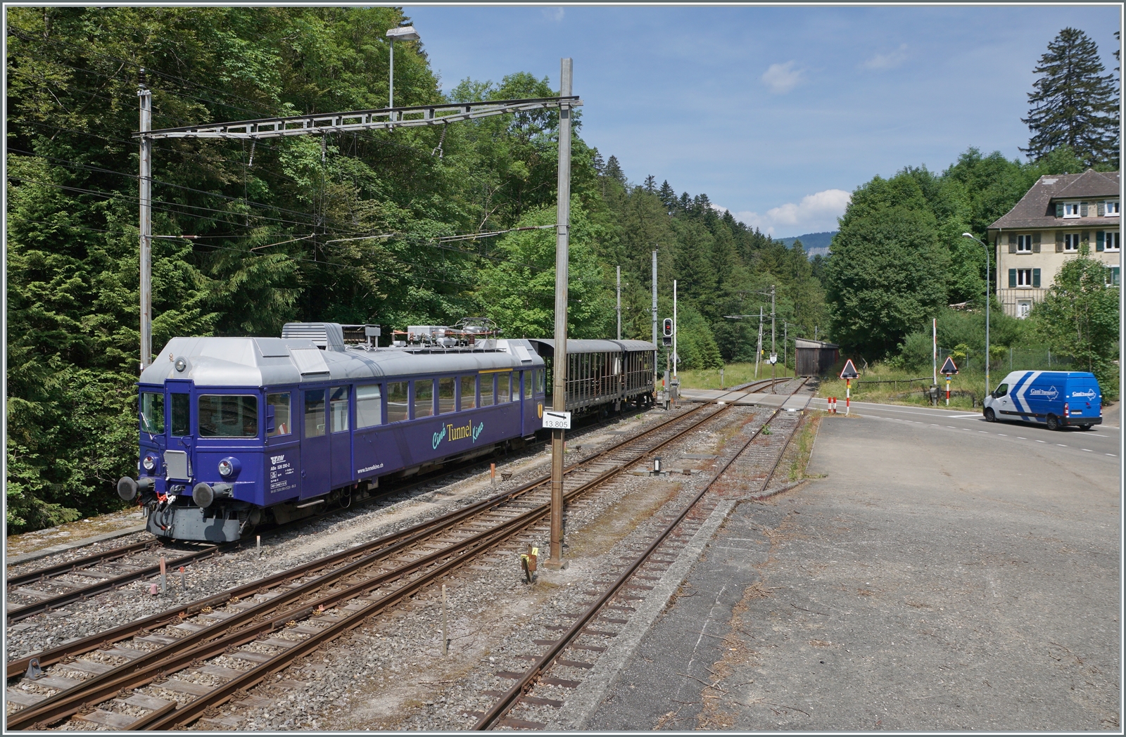 In Gnsbrunnen steht der RM ABe 526 290-2 (UIC 94 85 7526 290-2 CH-BLS) der als  Tunnelkinotriebwagen  im Einsatz steht.

17. Juni 2023