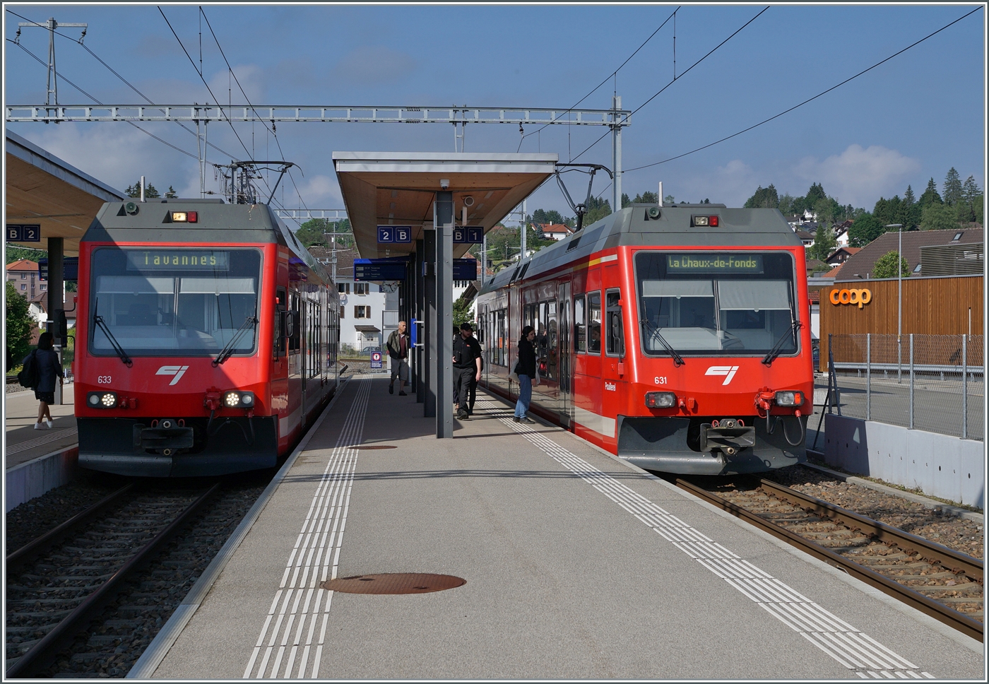 In Le Noirmont begegnen sich die beiden CJ ABe 2/6 633 und 631. Diese Triebwagen hätten mit der Inbetriebnahme der neuen ABe 4/12 verkauft werden sollen, doch durch unterbliebene Anpassungen musste die CJ nun die relativ neune  SURF  Be 4/4 abgeben. 


26. Juni 2024
