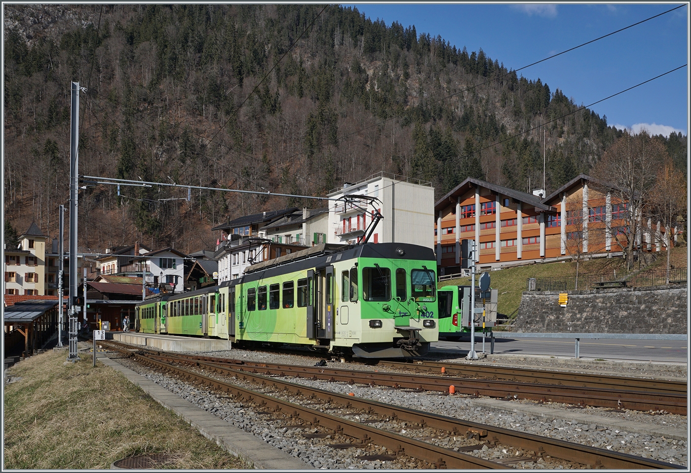 In Le Sépey ist der BDe 4/4 404 mit Bt und einem weiteren BDe 4/4  auf der Fahrt von Les Diablerests nach Aigle eingetroffen und wird nach dem Wechsel der Fahrtrichtung und dem Eintreffen des Gegenzugs die Fahrt in Richtung Aigle fortsetzen. 

17. Februar 2024 