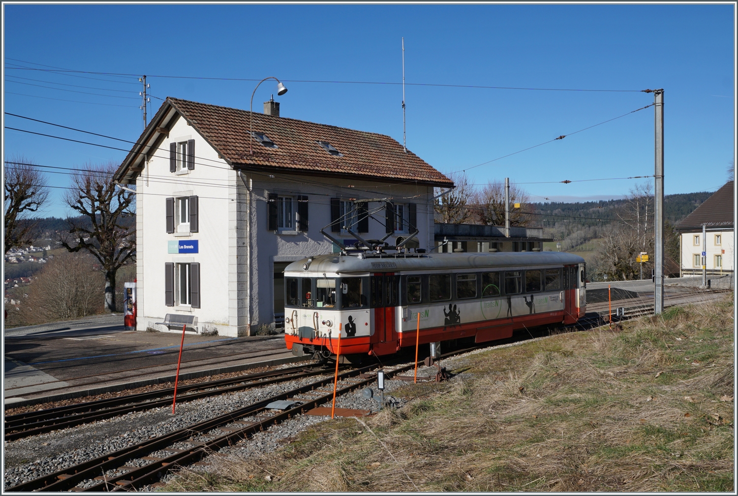 In Les Brenets wartet der  TRN / transN (ex cmn) BDe 4/4 N° 38 auf die Rückfahrt nach Le Locle. Der Triebwagen wurde 1950 gebaut und da die Strecke nun doch erst 1931 stillgelegt werden soll, dürfte er noch ein paar mal zwischen Le Locle und Les Brenets hin und her pendeln.

3. Feb. 2024