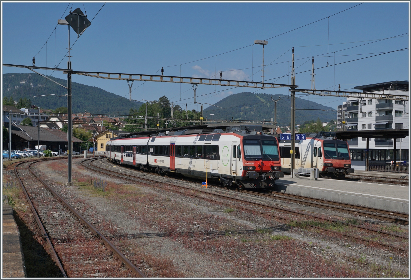 In Moutier wartet ein SBB RBDe 560 Domino mit TransN Anschriften auf die Abfahrt nach Solothurn. Der im Hintergrnd zu sehende weiter SBB Domino ist von Biel/Bienne (via Sonceboz) in Moutier angekommen.

5. Juni 2023
