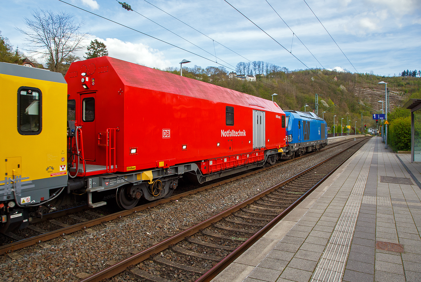 In einer ungewhnlichen Komposition (im Sandwich zweier SIEMENS Vectron Dual Mode der PRESS) fhrt ein Schienenprfzug (SPZ 3), auf Prffahrt (der Messwagen ist auf die Schiene absenkt) am 30.04.2023 durch den Bahnhof Kirchen an der Sieg in Richtung Siegen.

Hier im Detail der Hilfszug-Wagen (Nummer unbekannt) der DB Netz AG (Notfalltechnik).
