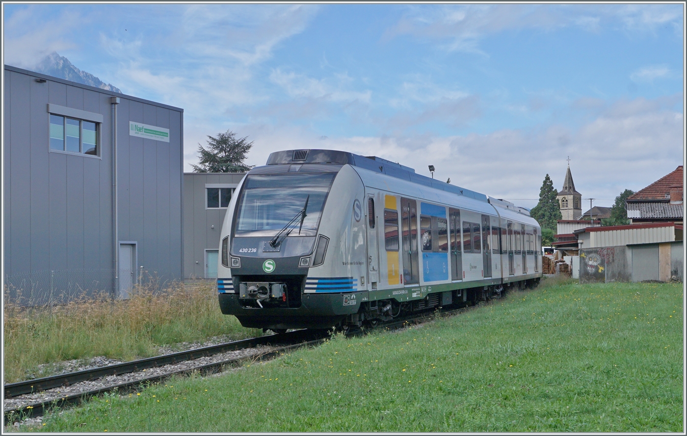 In Villeneuve werden die beiden Stuttgarter S-Bahn Triebwagen 430 236 und 727 langsam ins Alstom Werk Villeneuve rangiert.

6. Sept. 2024