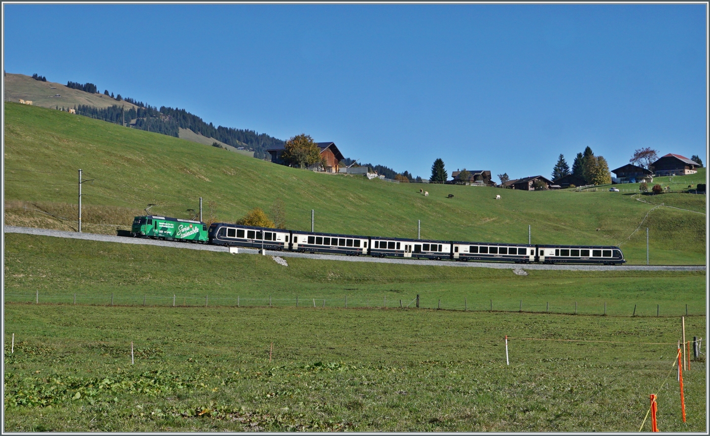In weiten Kurven gewinnt das Trasse der MOB zwischen Gstaad und Schönried die nötige Höhe. Im Bild der GoldenPass Express (GPX) PE 4068 von Montreux nach Interlaken Ost mit der Ge 4/4 8004  Swisstainable  an der Spitze, die in Zweisimmen durch eine BLS Re 465 abgelöst werden wird.

13. Okt. 2025