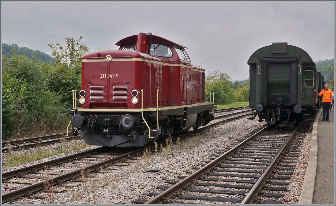 In Weizen eingetroffen umfährt die Diesellok 211 041-9 (92 80 1211 041-9 D-NeSA) ihre Kompositon um wenig später nach Zollhaus Blumberg zurück zu fahren.

27. August 2022