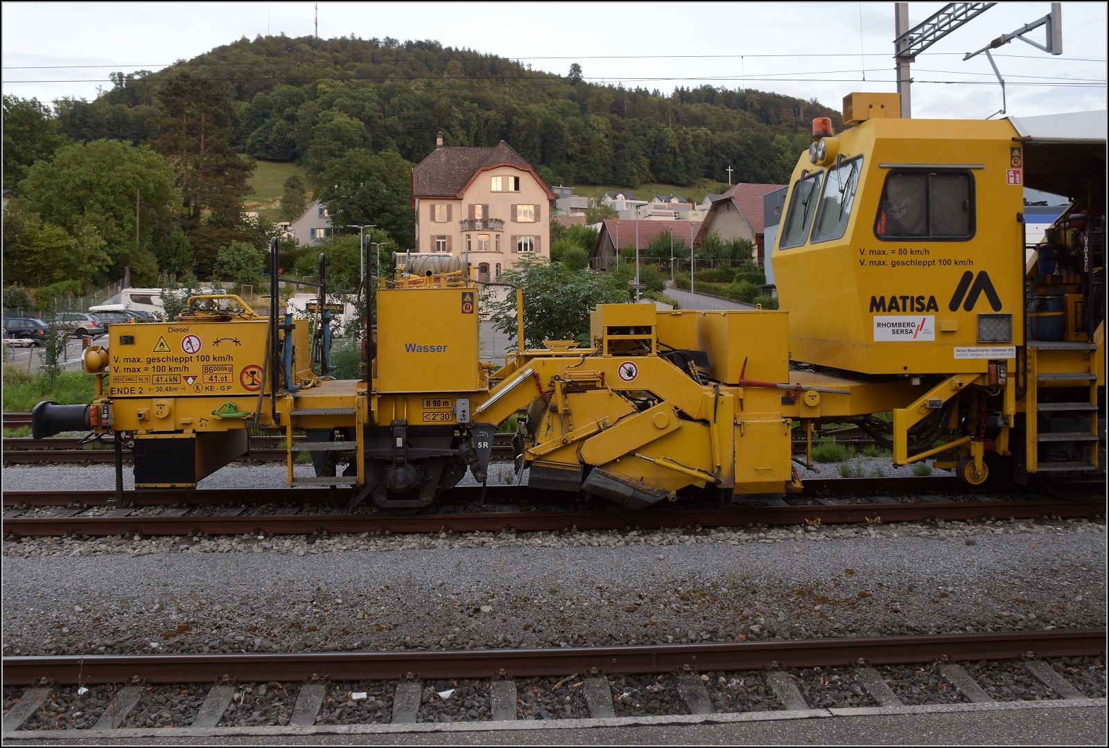 In der Welt der Eisenbahnen ist ein Einachsanhänger durchaus bemerkenswert. Die Stopfmaschine 'Palas' CH-SMG 80 85 95 81 905-9 fährt einen Einachsanhänger mit sich herum. Laufenburg, Juli 2023.
