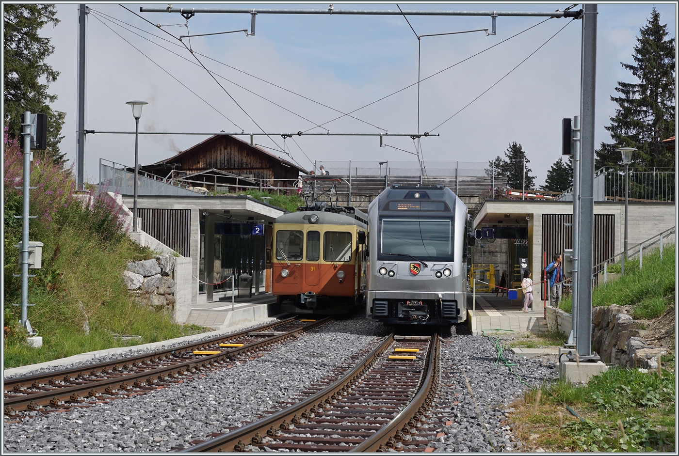 In Winteregg kreuzen sich der neue Be 4/6 101  Eiger  auf der Fahrt nach Mürren und der Be 4/4 31  Lisi  unterwegs von Mürren nach der Grütschalp .

8. August 2024