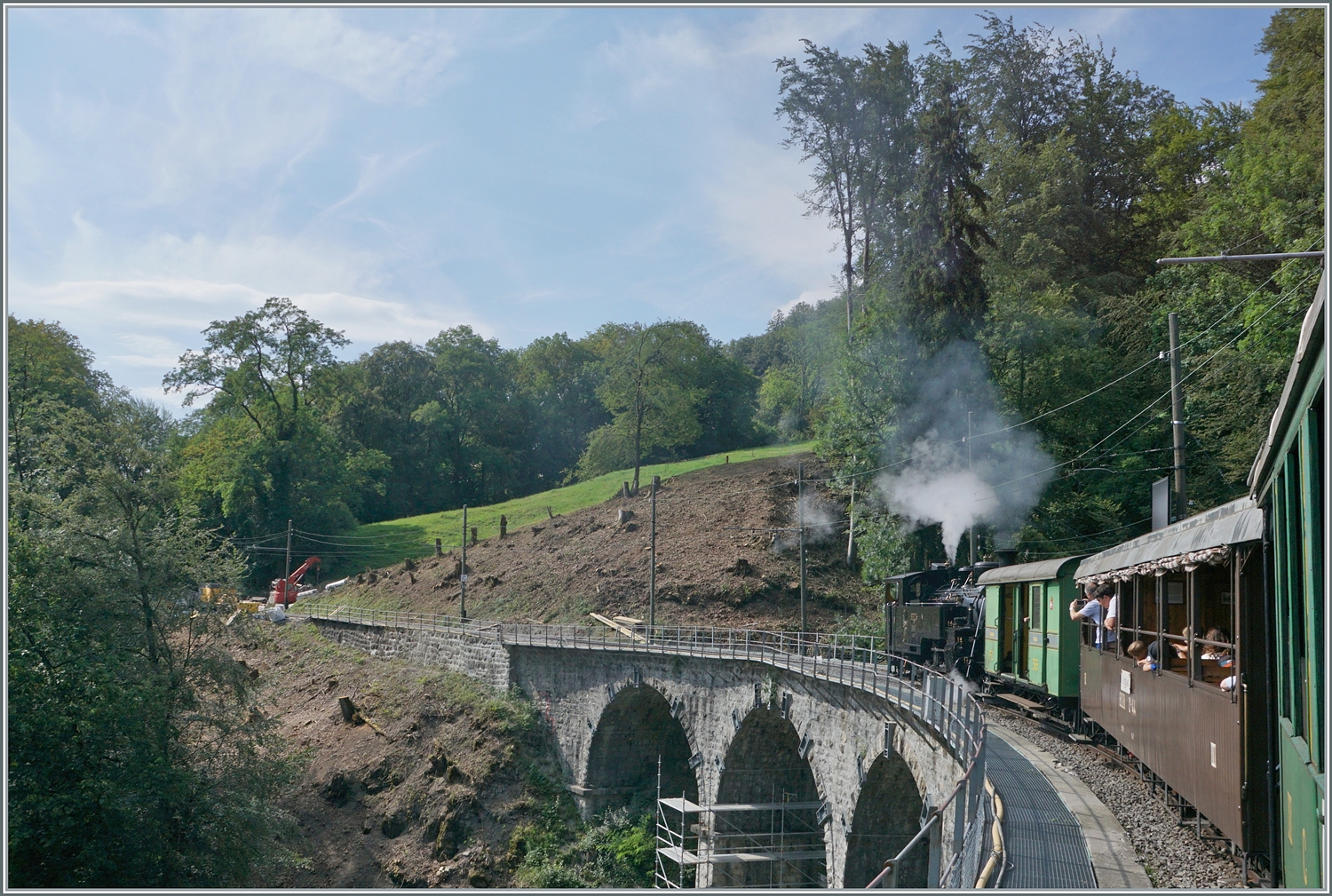 Keine  schönen  aber interessante Bilder: der Baye de Clarens Viadukt wird nun für Fr. 10 000 000.- saniert, zur Anwendung kommen bei der RhB mit Erfolg angewandte Verfahren. Der Zeit-Unterschied zwischen den beiden Bilder beträgt genau eine Woche. 

13. Aug. 2023