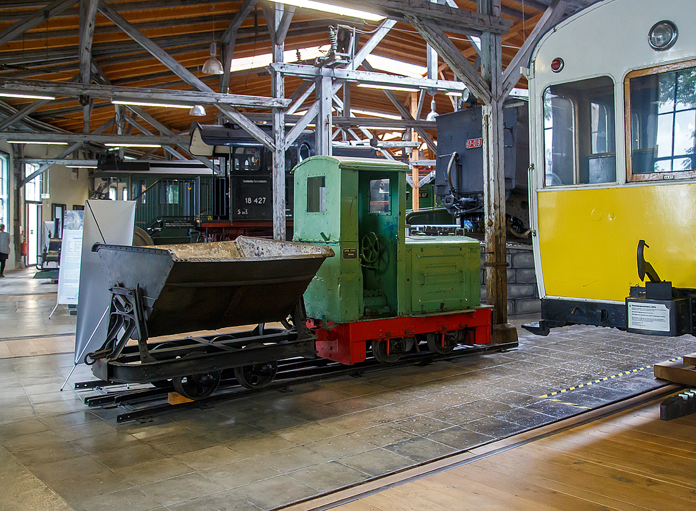 Kleine Lok ganz groß.....
Die JUNG EL 105 Feldbahnlok mit Kipplore am 11.09.2022 in der Lokwelt Freilassing.

Die kleine Lok vom Typ Jung EL 105 wurde 1935 von Arnold Jung Lokomotivfabrik GmbH in Jungenthal bei Kirchen an der Sieg unter der Fabriknummer 6402 bebaut. Am 19.11.1935 erhielt der Münchner Händler Fritz Kirchhoff diese Lok zur Auslieferung an das Städtische Tiefbauamt München, Abteilung für Kanalisation. Eingesetzt wurde sie in der Kläranlage Großlappen. Vor dort konnte das Deutsche Museum München die Lok 1982 übernehmen. Zunächst im Stammhaus auf der Museumsinsel ausgestellt, wurde sie 2006 gemeinsam mit weiteren Eisenbahn-Exponaten als Leihgabe in die neue  Lokwelt Freilassing  gebracht.