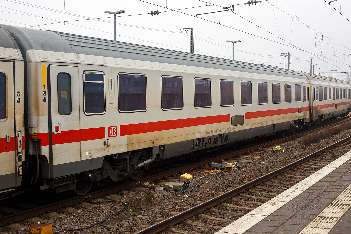 Klimatisierter modernisierte 1te Klasse InterCity-Abteilwagen (Reisezugwagen der Eurofima-Bauart, D-DB 61 80 19-91 709-4, der Gattung Avmz 108.5, der DB Fernverkehr AG, eingereiht im Zugverband als Wagen Nr. 31 in den IC 146 (Berlin – Amsterdam), am 21 Januar 2025 im Bahnhof Rheine.

Der Wagen ist aus einer Nachfolgeserie der Eurofima-Wagen, er wurde 1977 von LHB - Linke-Hofmann-Busch in Salzgitter-Watenstedt gebaut und als 61 80 19-70 509-3 Avmz 207 an die Deutsche Bundesbahn (DB) ausgeliefert, zuletzt wurde er 2015/16 modernisiert. Der Wagen ist für eine Höchstgeschwindigkeit von 200 km/h (RIC) zugelassen.

TECHNISCHE DATEN:
Spurweite: 1.435 mm (Normalspur)
Länge über Puffer: 26.400 mm
Wagenkastenlänge: 26.100 mm
Wagenkastenbreite: 2.825 mm
Höhe über Schienenoberkante: 4.050 mm
Drehzapfenabstand: 19.000 mm
Achsstand im Drehgestell: 2.500 mm
Drehgestellbauart: Fiat Y 0270 S
Leergewicht: 49 t
Höchstgeschwindigkeit: 200 km/h
Sitzplätze: 54 (in der 1. Klasse)
Abteile: 9 Abteile á 6 Plätze
Toiletten: 2, geschlossenes System
Bremse: KE-GPR-Mg (D) [ep] [NBÜ]