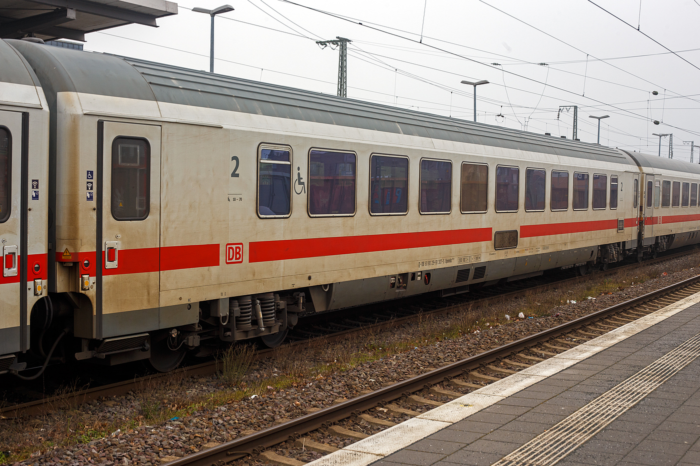 Klimatisierter modernisierte zweite Klasse InterCity-Großraumwagen, D-DB 61 80 29-91 307-5, der Gattung Bpmmbz 285.3, der DB Fernverkehr AG, eingereiht im Zugverband als Wagen Nr. 29 in den IC 146 (Berlin – Amsterdam), am 21 Januar 2025 im Bahnhof Rheine.

Der Wagen ist aus einer Nachfolgeserie der Eurofima-Wagen, er wurde 1986 von LHB - Linke-Hofmann-Busch in Salzgitter-Watenstedt gebaut und als 61 80 29-94 047-4 Bpmbz 293.6 an die Deutsche Bundesbahn (DB) ausgeliefert, zuletzt wurde er 2015/16 modernisiert. Der Wagen ist für eine Höchstgeschwindigkeit von 200 km/h (RIC) zugelassen.

TECHNISCHE DATEN:
Spurweite: 1.435 mm (Normalspur)
Länge über Puffer: 26.400 mm
Wagenkastenlänge: 26.100 mm
Wagenkastenbreite: 2.825 mm
Höhe über Schienenoberkante: 4.050 mm
Drehzapfenabstand: 19.000 mm
Achsstand im Drehgestell: 2.500 mm
Drehgestellbauart: Minden-Deutz 523
Leergewicht: 44 t
Höchstgeschwindigkeit: 200 km/h
Sitzplätze: 69 (in der 2. Klasse), Platz 21 und 24 für Behinderte
Abteile: 1 (Großraum)
Toiletten: 2, geschlossenes System, davon 1 behindertengerecht
Bremse: KE-GPR-Mg (D) [ep] [NBÜ]