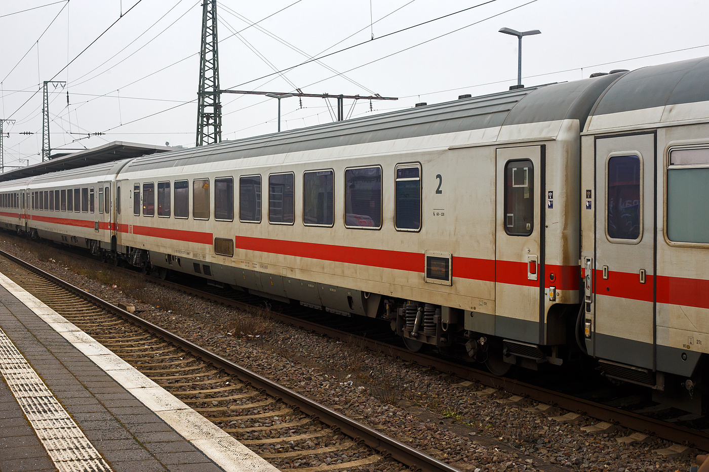 Klimatisierter modernisierte zweite Klasse InterCity-Großraumwagen, D-DB 61 80 29-91 307-5, der Gattung Bpmmbz 285.3, der DB Fernverkehr AG, eingereiht im Zugverband als Wagen Nr. 29 in den IC 146 (Berlin – Amsterdam), am 21 Januar 2025 im Bahnhof Rheine.

Der Wagen ist aus einer Nachfolgeserie der Eurofima-Wagen, er wurde 1986 von LHB - Linke-Hofmann-Busch in Salzgitter-Watenstedt gebaut und als 61 80 29-94 047-4 Bpmbz 293.6 an die Deutsche Bundesbahn (DB) ausgeliefert, zuletzt wurde er 2015/16 modernisiert. Der Wagen ist für eine Höchstgeschwindigkeit von 200 km/h (RIC) zugelassen.

TECHNISCHE DATEN:
Spurweite: 1.435 mm (Normalspur)
Länge über Puffer: 26.400 mm
Wagenkastenlänge: 26.100 mm
Wagenkastenbreite: 2.825 mm
Höhe über Schienenoberkante: 4.050 mm
Drehzapfenabstand: 19.000 mm
Achsstand im Drehgestell: 2.500 mm
Drehgestellbauart: Minden-Deutz 523
Leergewicht: 44 t
Höchstgeschwindigkeit: 200 km/h
Sitzplätze: 69 (in der 2. Klasse), Platz 21 und 24 für Behinderte
Abteile: 1 (Großraum)
Toiletten: 2, geschlossenes System, davon 1 behindertengerecht
Bremse: KE-GPR-Mg (D) [ep] [NBÜ]