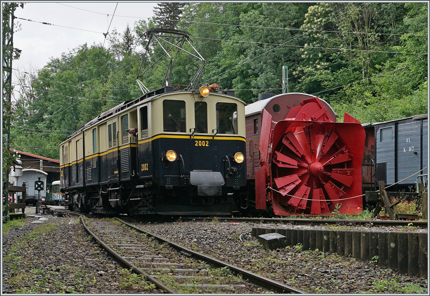 Kurz darauf holt der MOB FZe 6/6 2002 der Blonay -Chamby Bahn die aus Blonay in Chaulin angekommen Wagen ab um sie wegzustellen.

6. Juli 2024