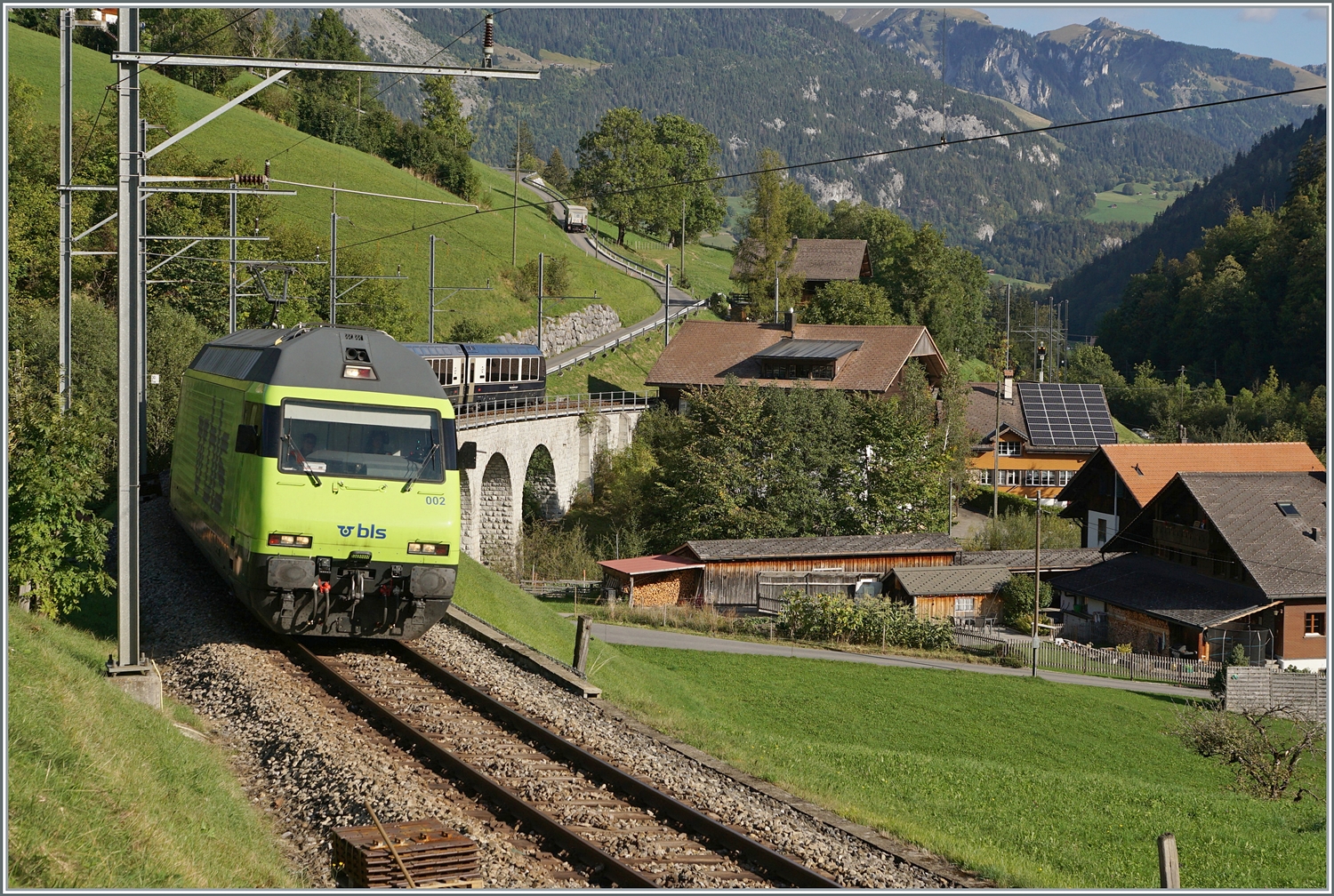 Kurz darauf kommt auch schon der Gegenzug mit der BLS Re 465 002 an der Spitze in Garstatt angerollt: Der GPX 4065 auf der Fahrt von Interlaken Ost nach Montreux. 

29. September 2023